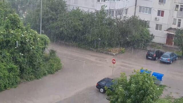 Пороен дъжд вали над Равда!!! Пороен дъжд превърна улиците на Слънчев бряг в реки..вали и гърми в Равда и Несебър