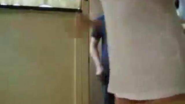 Сладурана чака пицата си и ..