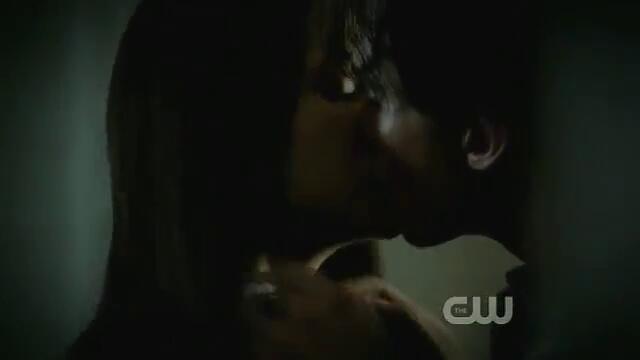 Целувката на Елена и Деймън
