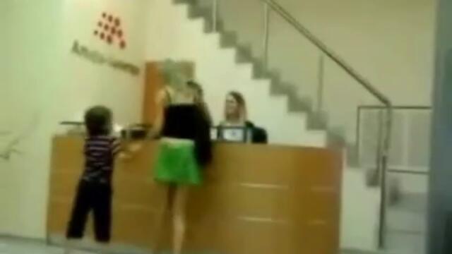 Невъзпитано русначе съблича майка си на обществено място