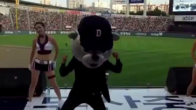 Бодигард влиза в ритъма с екипа на мажоретките!