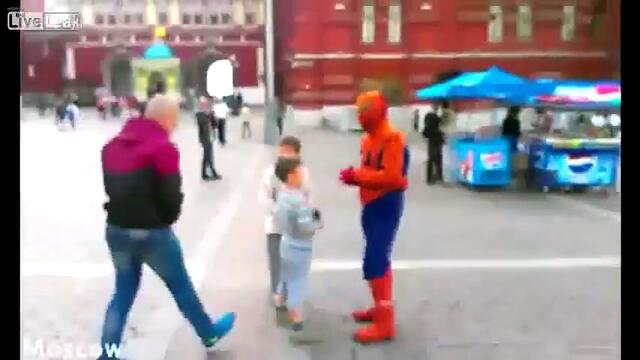 Този затапи Спайдърмен! (Смях)