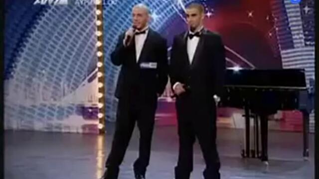 Странен талант. Свирене на пиано с патка