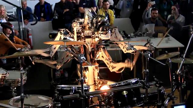 H D Робот свири на барабани