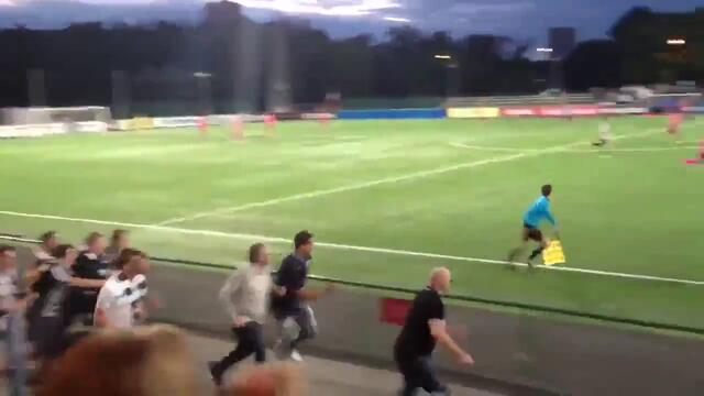 Смях! Фенове се подиграват на съдия по време на мач...