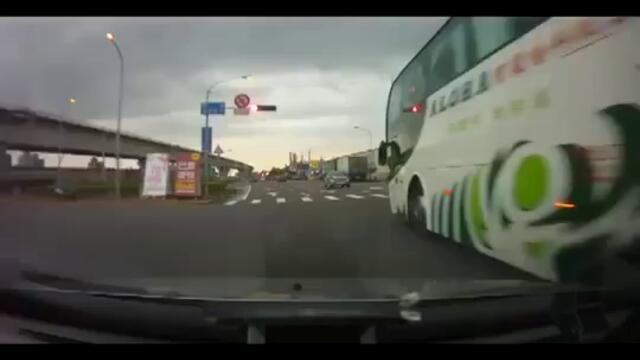 Шофьор на автобус се ядосва !