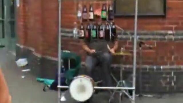 Уличен музикант свири на шишета !