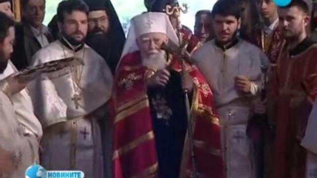 Митрополити и миряни се поклониха пред паметта на Патриарха