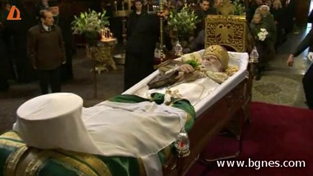 Стотици поклонници пред тялото на патриарх Максим