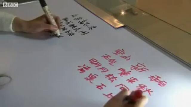 Китайка пише едновременно с двете си ръце