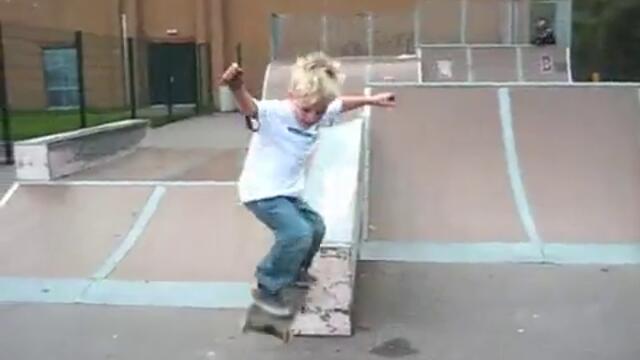 4 year old skaterboarder