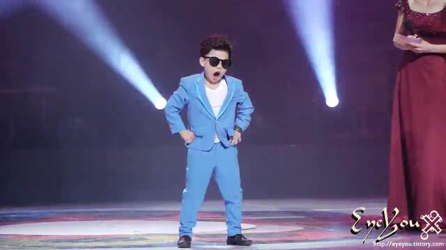 Gangnam Style супер танц и малко момченце от Корея - Коледа 25.12.2012 г.