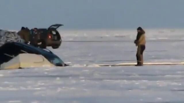 Риболовът върху лед носи големи рискове ,като този!