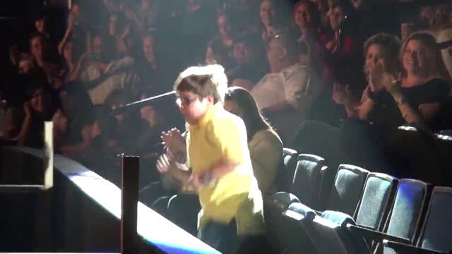 Kid dancing at Enrique Iglesias concert