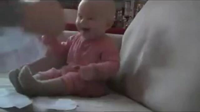 Бебе се смее заразитлено