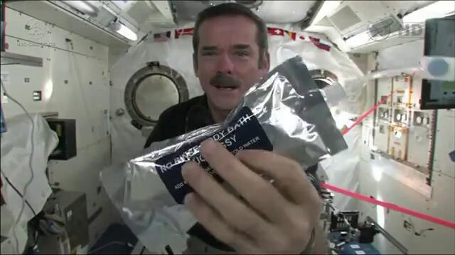 Ето как си мият ръцете астронавтите в Космоса