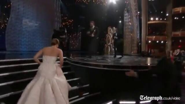 Оскарите (Oscars) Live - 2013 Jennifer Lawrence falls over