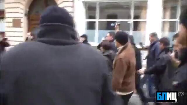 Протестиращи към Плевнелиев - Курва на Бойко