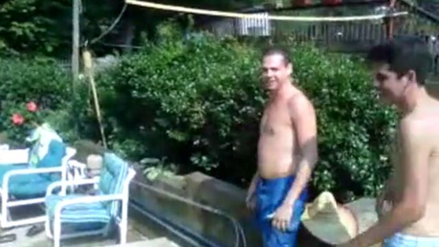 Ето така се влиза в басейн