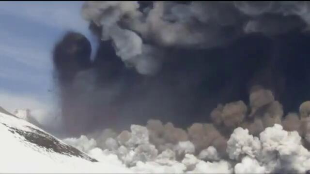 ЗАСНЕХА ИЗРИГВАНЕТО НА ВУЛКАНА ЕТНА ОТ КОСМОСА