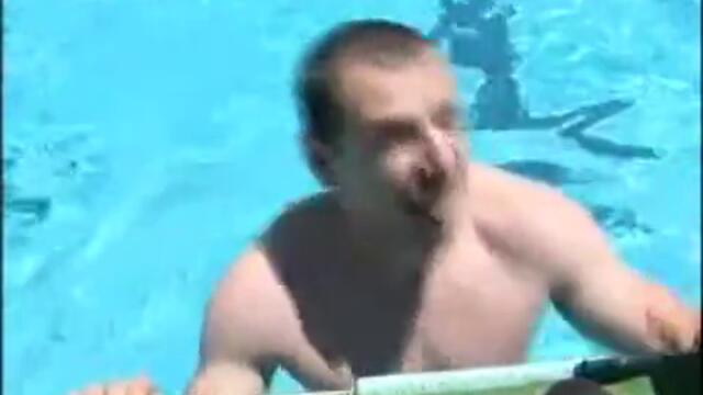 Лудия репортер обарва мацки на басейн !