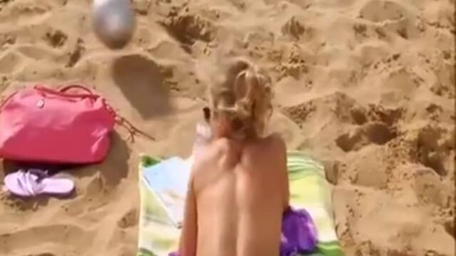 Бъзик с мацка на плажа!Смях!!!