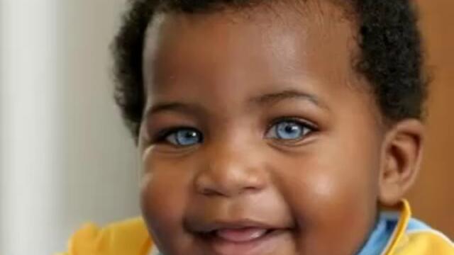Прекрасна черно бебе със сини очи,