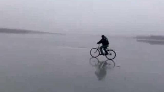 Каране на колело по езеро Смях