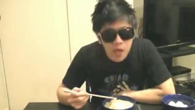 Китаец яде много шумно!!