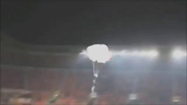 Футболен фен скочи с парашут на терена по време на мач!