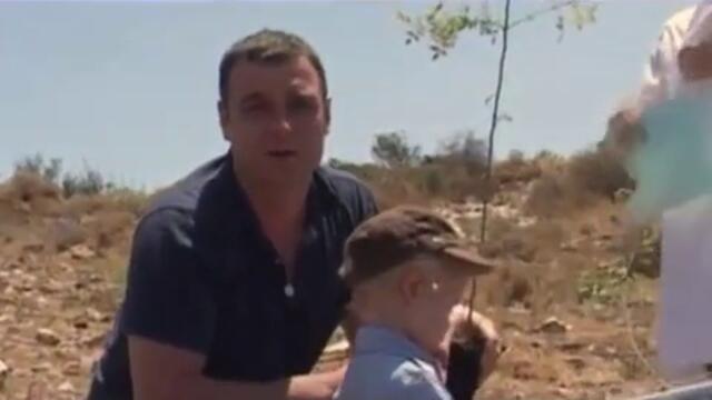 Actress Naomi Watts &amp; Actor Liev Schreiber Plant A Tree In Israel With Jewish National Fun