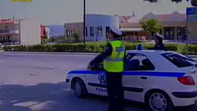 Полицай спира моторист