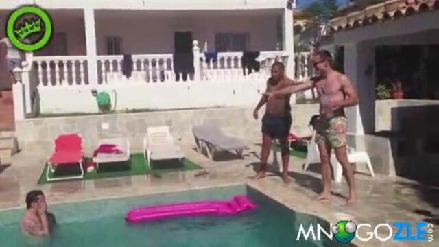 Копие край басейна