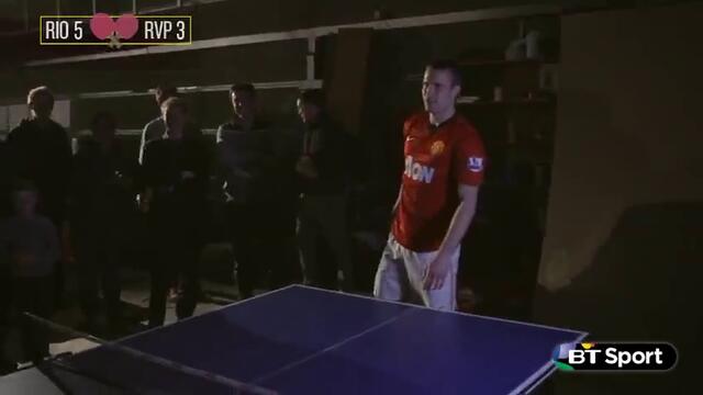 Рио и Робин Ван Перси играят тенис на маса