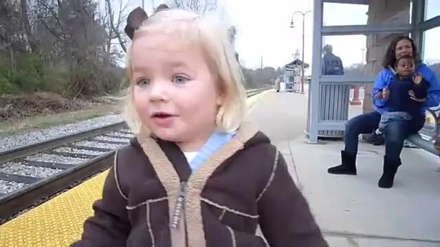 Първото качване на влак за едно дете