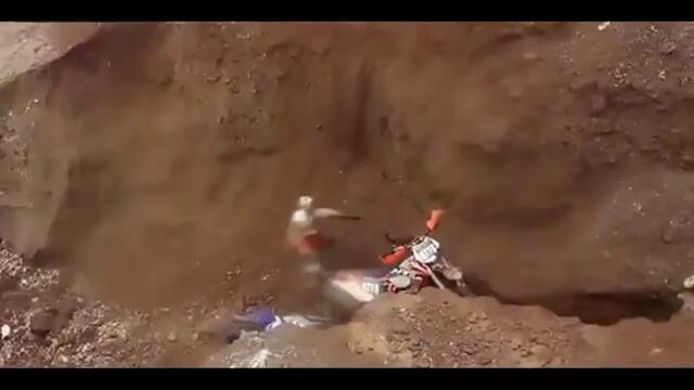 Масов провал на състезание по мотокрос! Мотористи падат в голяма дупка!