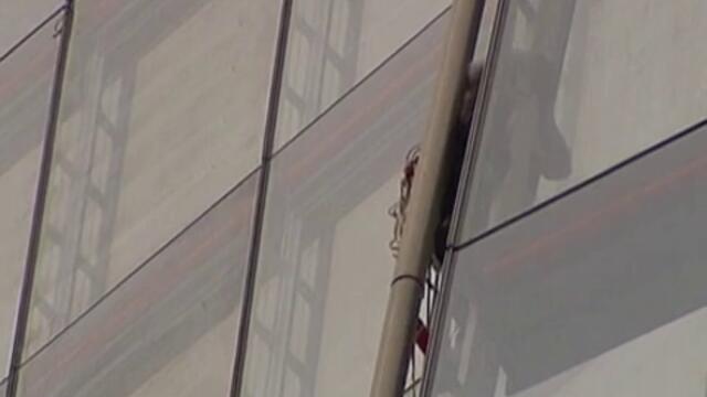 Активистки от "Грийнпийс" изкачиха най-високата сгрда в Западна Европа