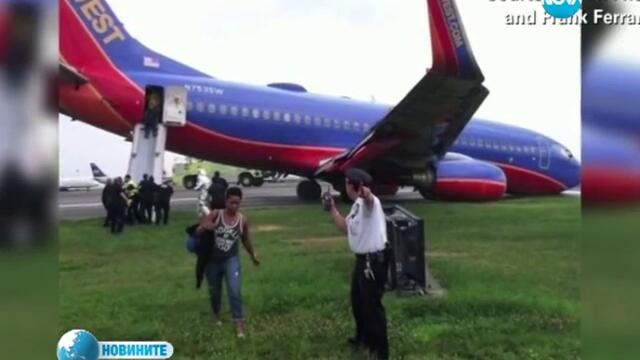 Самолет се приземи успешно без преден колесник на летище в Ню Йорк