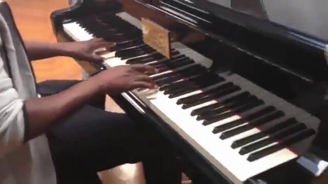 Балотели свири химна на Италия на пиано
