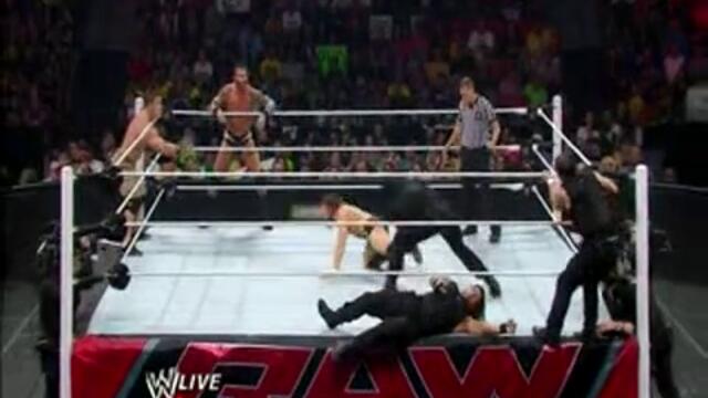 Randy Orton се замисля да кешне куфара но The Shield не му позволяват - Wwe Raw 5813 vs in the