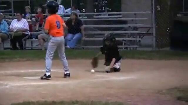 Момче играе бейзбол само с един крак!
