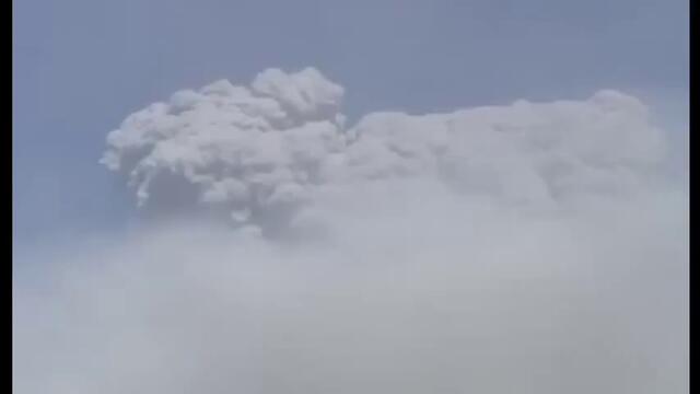 Вулкан изригна в Япония и затрупа цял град с пепел