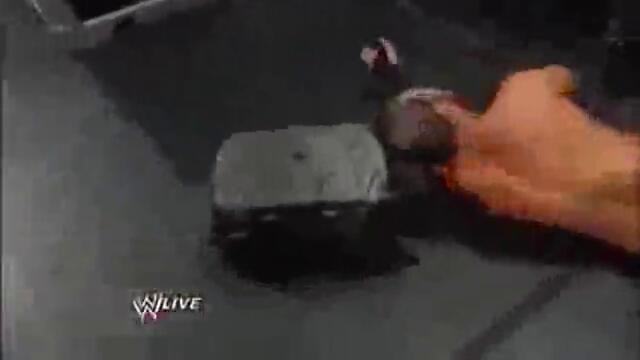 Cm Punk прави Gts на Curtis Axel върху стоманените стълби - Wwe Raw 19813 vs