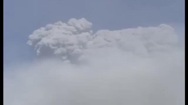 Впечатляващо: Вулкан изхвърли пепел на 5000 метра във въздуха