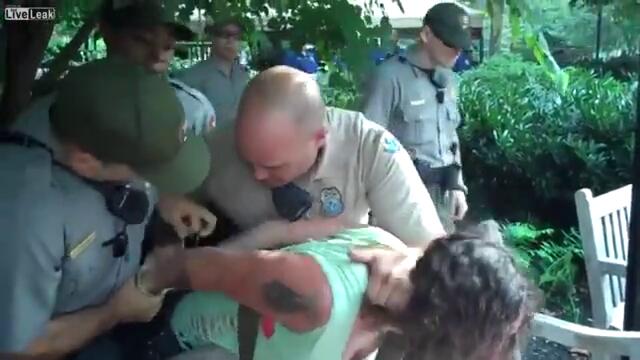 Закопчаха жена, свирила на банджо в подкрепа на Сирия