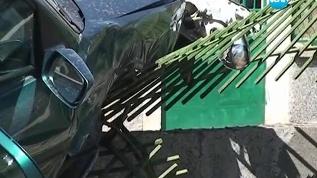 Кола с младежи събори стълб и се приземи върху оградата на двор