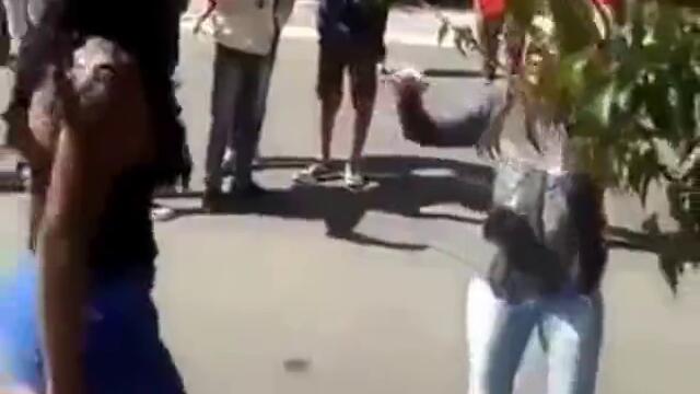 13 годишни момичета се бият след училище