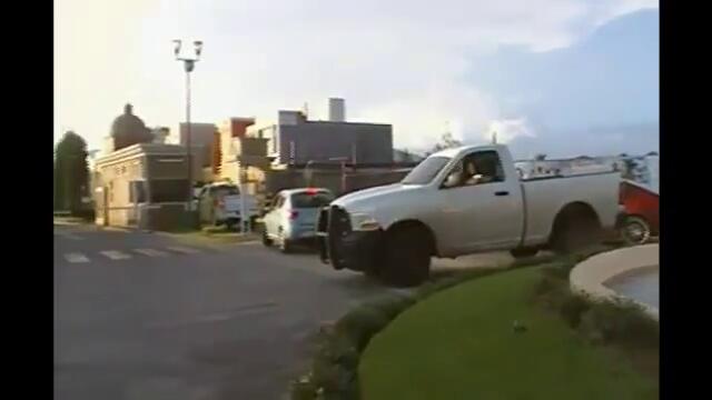 Заклаха депутат с мачете директно по време на интервю (видео)