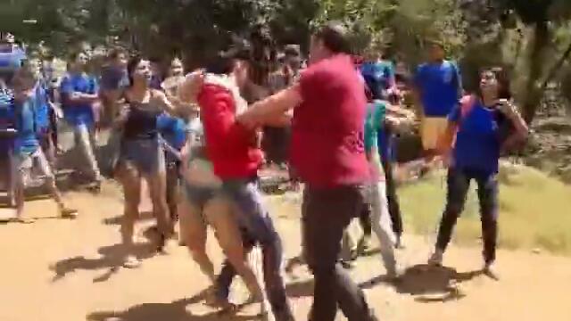 Ученички се бият за мъж