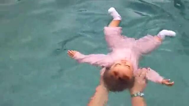 Малко бебе плува във вода